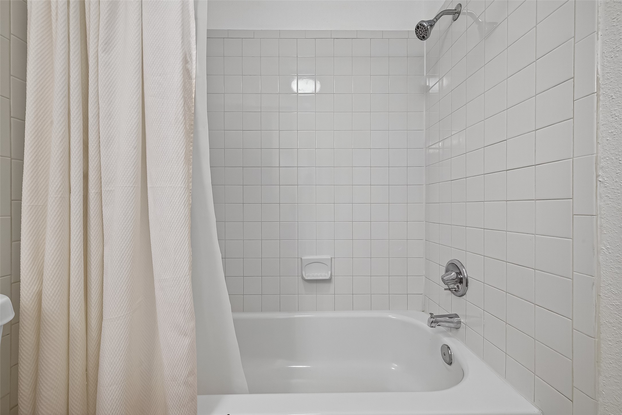 5323 Windsong Trail Houston, TX 77084 - Photo 24 of 30 Secondary bathroom offers a shower/tub combo.