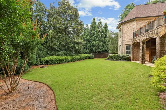 a view of a house with backyard and garden