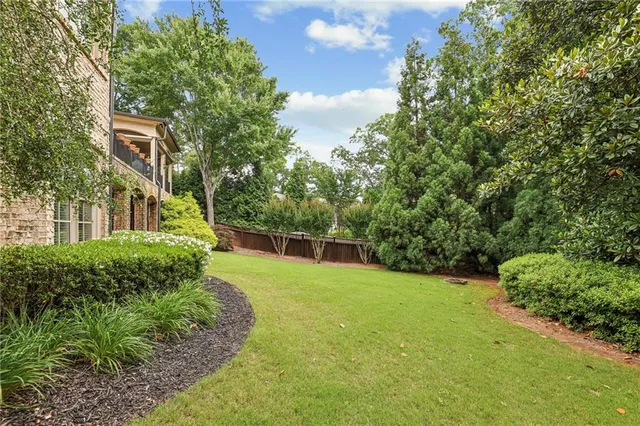 a view of yard with green space