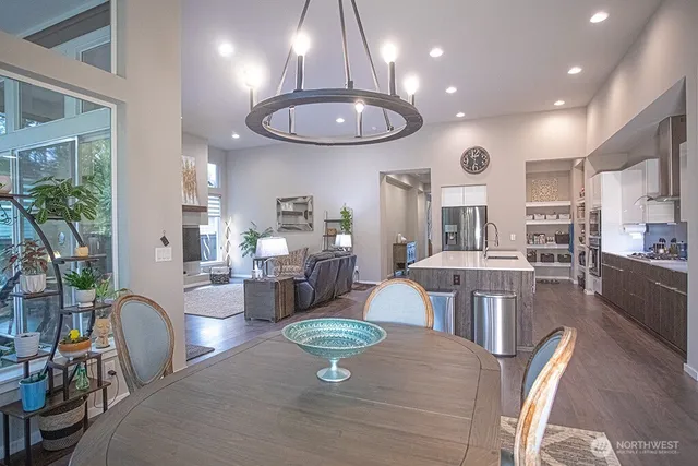 a large kitchen with kitchen island a large island in it
