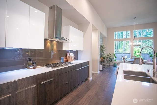 a large kitchen with kitchen island a large island in it