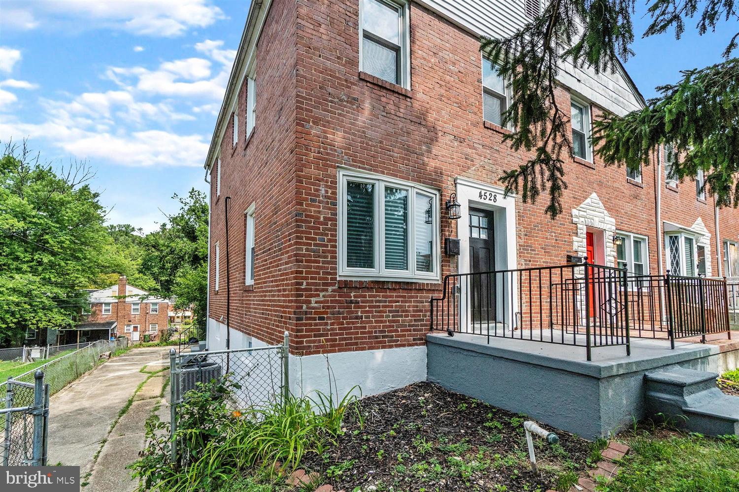 4528 Manorview Road Baltimore, MD 21229 - Photo 5 of 25 Gallery Image 5