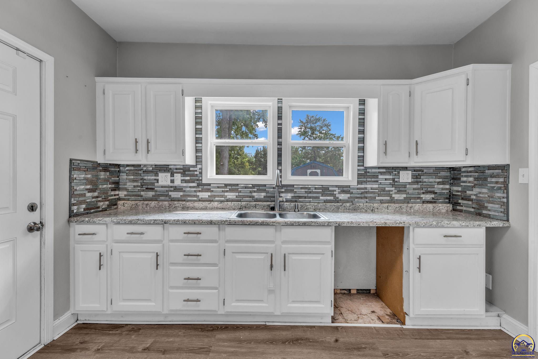 2058 Southwest Buchanan Street Topeka, KS 66604 - Photo 13 of 32