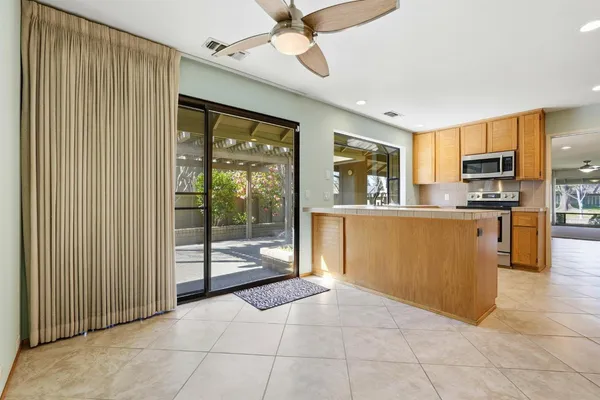 a view of an entryway with a livingroom