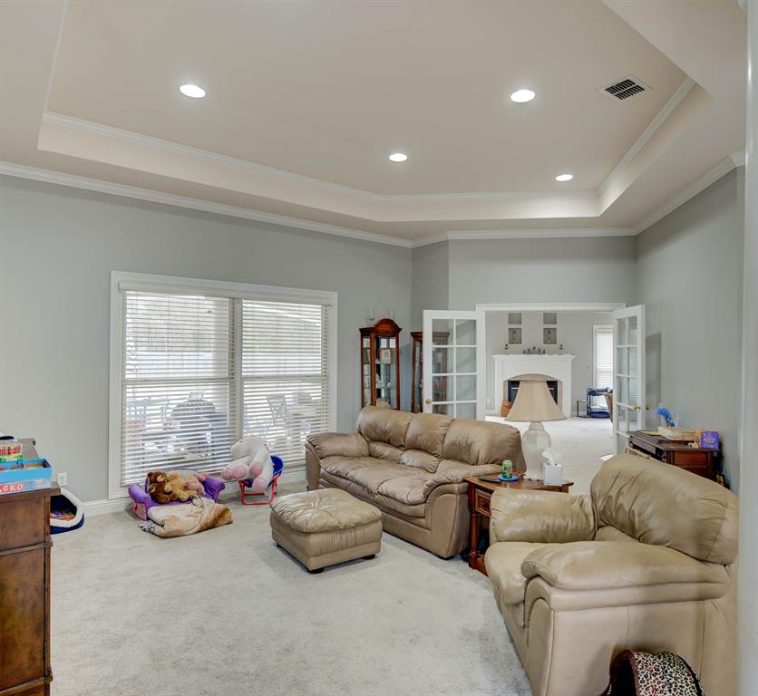 6817 North Club Loop Shreveport, LA 71107 - Photo 12 of 18 a living room with furniture and a large window