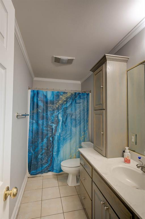 6817 North Club Loop Shreveport, LA 71107 - Photo 17 of 18 a bathroom with a sink a toilet and shower