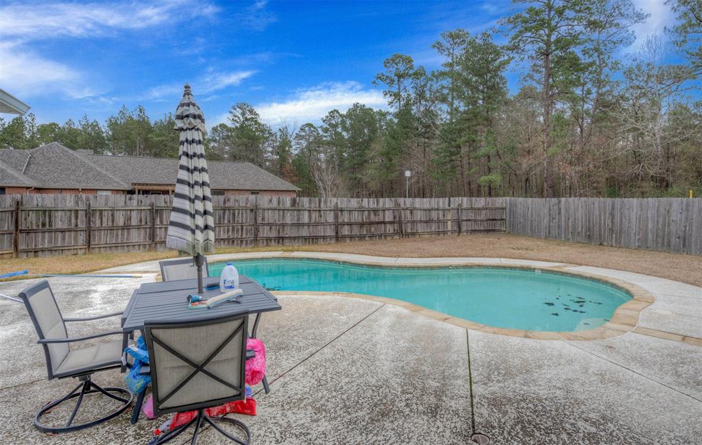 6817 North Club Loop Shreveport, LA 71107 - Photo 3 of 18 a swimming pool with outdoor seating and yard