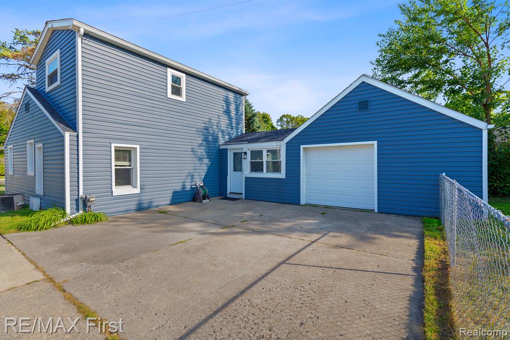 2931 Rochester Road Royal Oak, MI 48073 - Photo 3 of 24