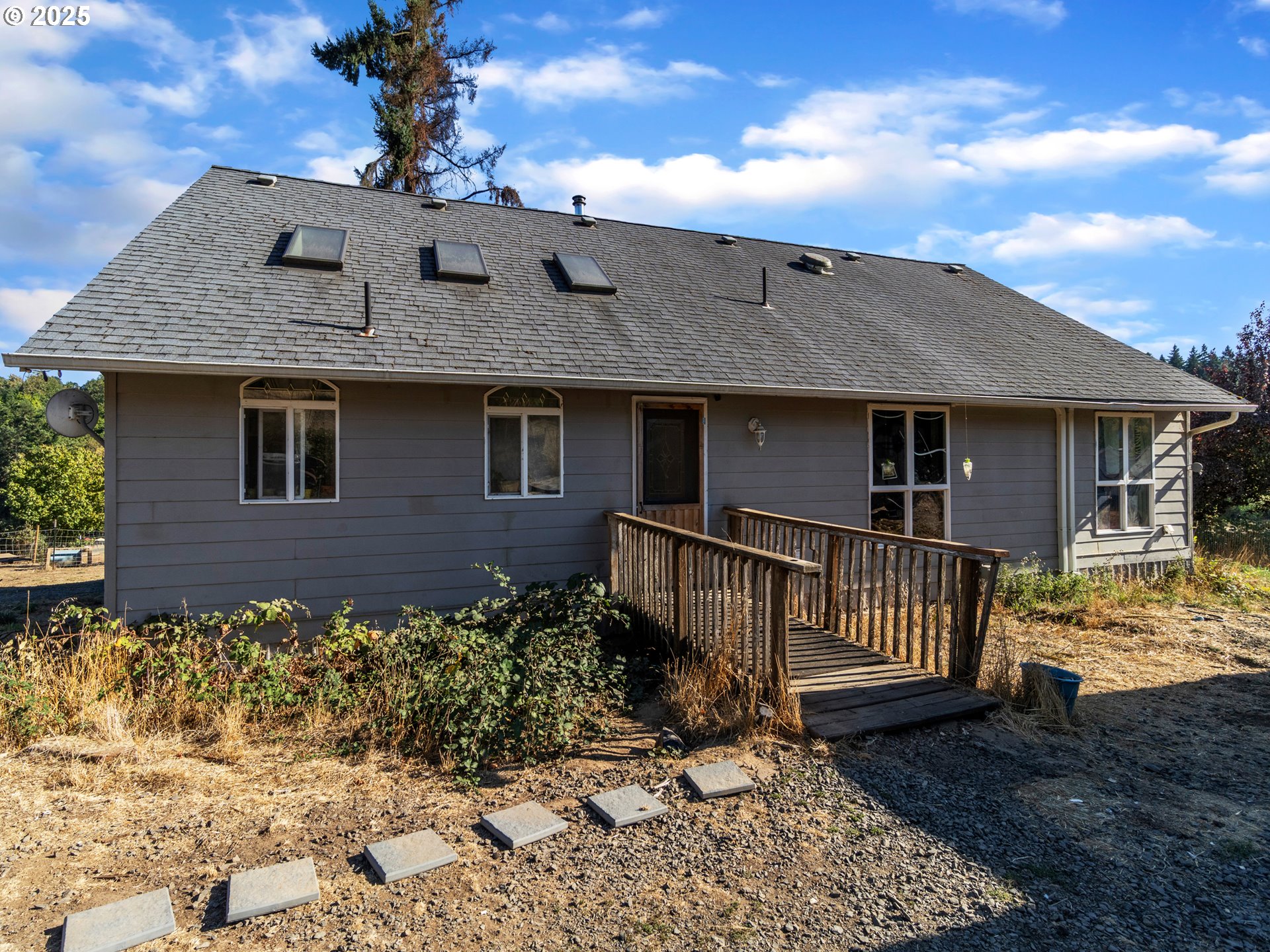 845 Perrydale Road Dallas, OR 97338 - Photo 3 of 20 a front view of a house with garden