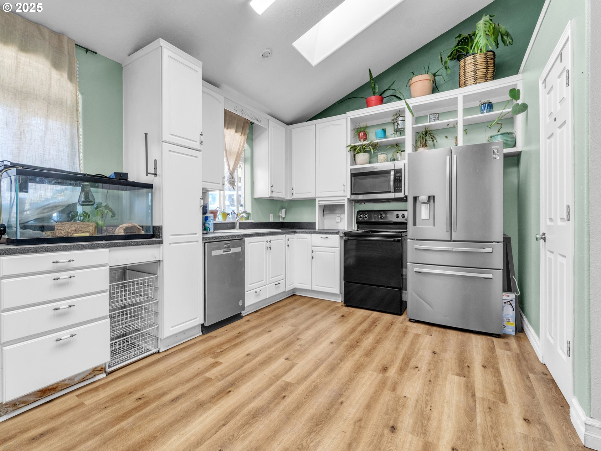 845 Perrydale Road Dallas, OR 97338 - Photo 4 of 20 a kitchen with stainless steel appliances a refrigerator and a stove top oven