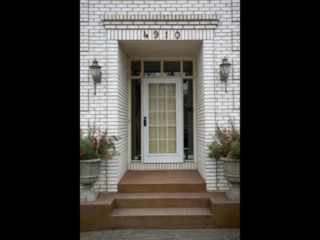 4910 Beacon Hill Road Minnetonka, MN 55345 - Photo 2 of 24 Gallery Image 2