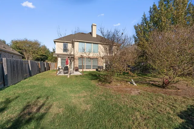 a view of a yard in front of house