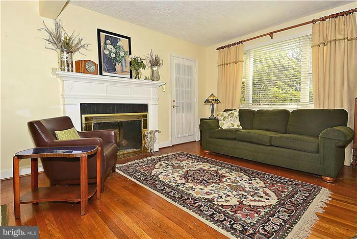 802 Malcolm Drive Silver Spring, MD 20901 - Photo 3 of 18 Living Room
