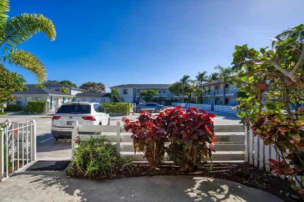 $264,700 | 326 West Pine Street, Lantana, FL 33462