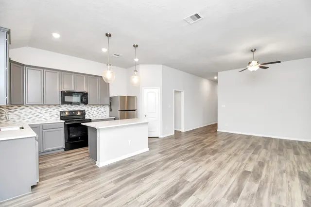 $2,000 | 299 Brock's Lane, Montgomery, TX 77356