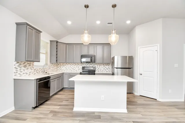 $2,000 | 299 Brock's Lane, Montgomery, TX 77356