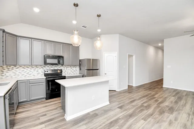 $2,000 | 299 Brock's Lane, Montgomery, TX 77356