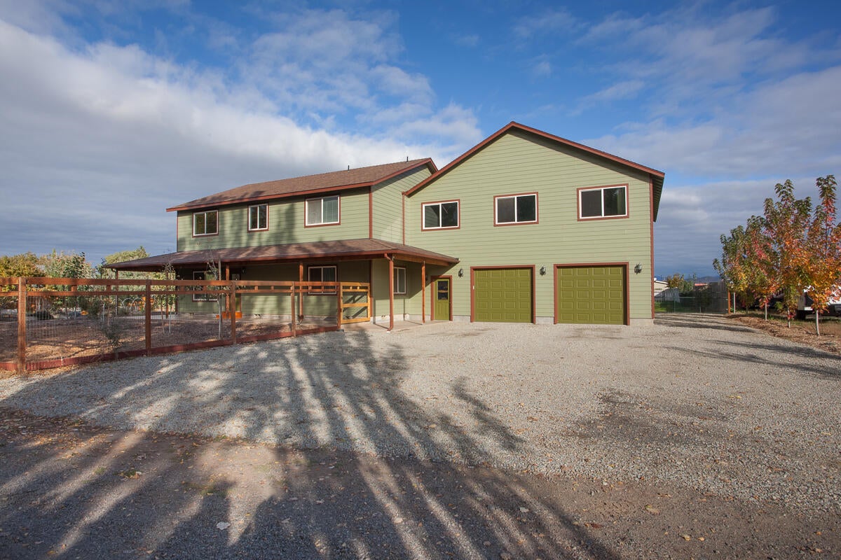 646 Raven Road Central Point, OR 97502 - Photo 4 of 74 A home of this quality that offers everything rarely comes on the market,