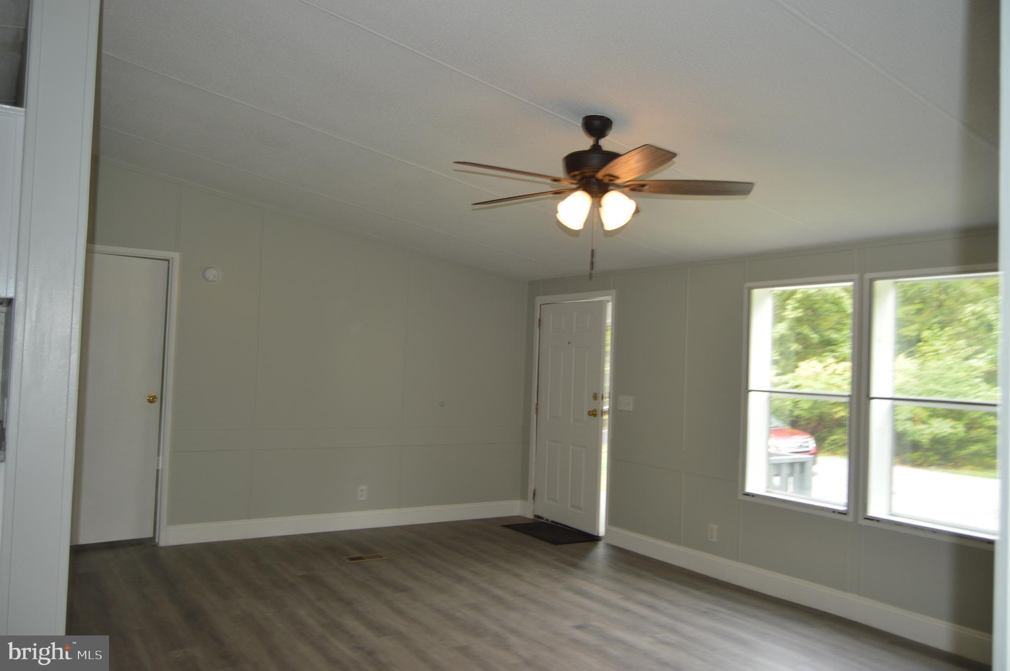 19286 Courtney Road Hanover, VA 23069 - Photo 5 of 23 Very spacious Living room