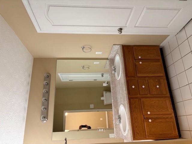 136 St Ann Circle Dallas, GA 30157 - Photo 25 of 44 a bathroom with a sink and mirror