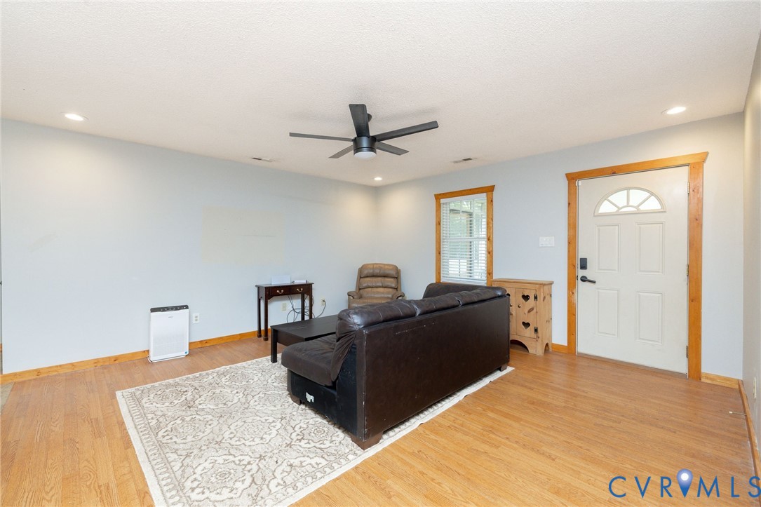 460 Horseshoe Road Jarratt, VA 23867 - Photo 6 of 24 a living room with furniture