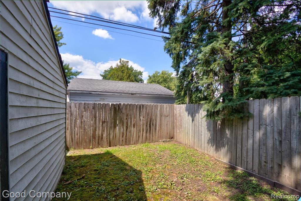 2284 Cambridge Road Berkley, MI 48072 - Photo 29 of 32