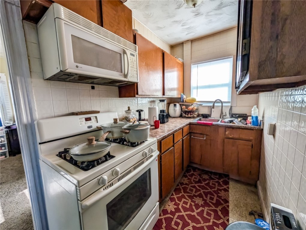 39 John Street Pawtucket, RI 02861 - Photo 4 of 50