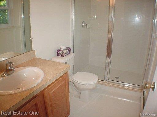 35509 Springvale Street Farmington, MI 48331 - Photo 16 of 25 master bathroom