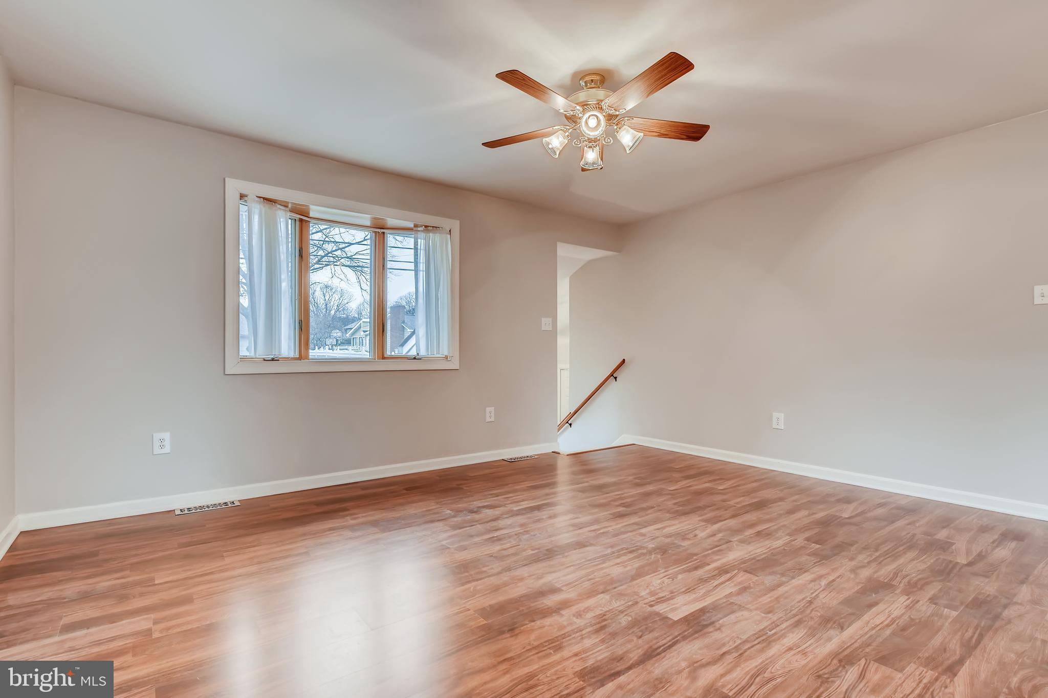 1181 Hampton Road Annapolis, MD 21409 - Photo 4 of 32 Expansive Living Room