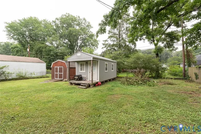 a view of a house with backyard