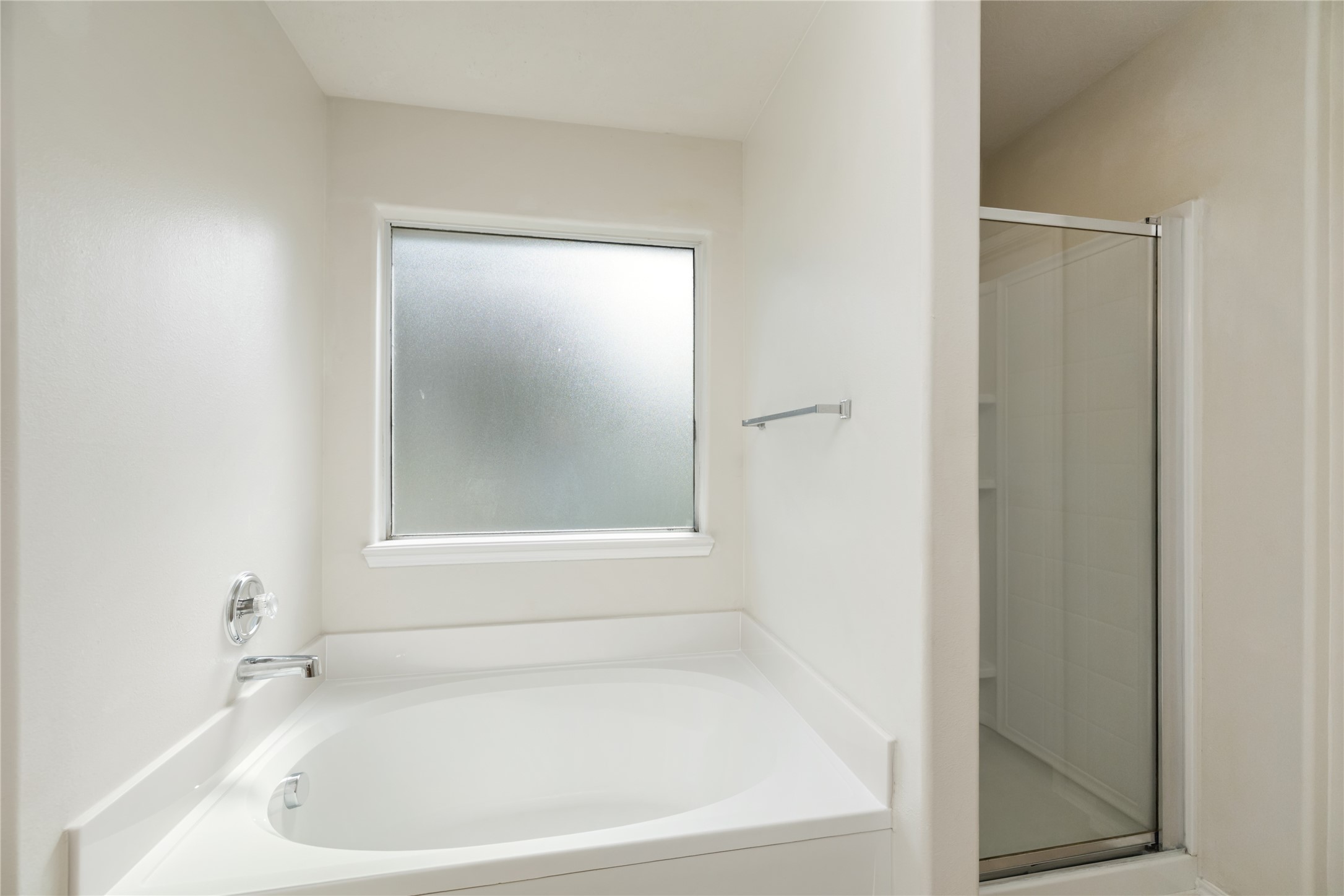 9339 Canady Park Lane Houston, TX 77075 - Photo 26 of 44 Primary Downstairs Tub and Separate Shower