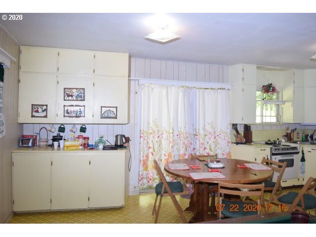 36463 Row River Road Cottage Grove, OR 97424 - Photo 5 of 16 Gallery Image 5