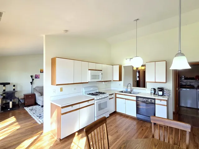 $279,900 | 745 West Streamwood Boulevard, Unit B, Streamwood, IL 60107