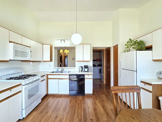 $279,900 | 745 West Streamwood Boulevard, Unit B, Streamwood, IL 60107