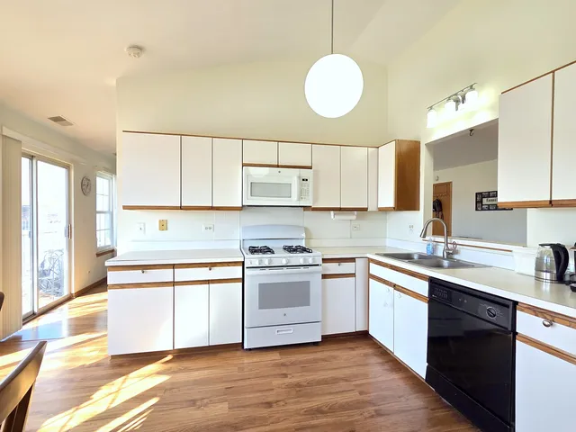 $279,900 | 745 West Streamwood Boulevard, Unit B, Streamwood, IL 60107