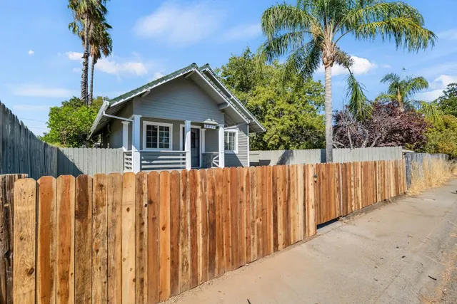 a view of a backyard with pathway