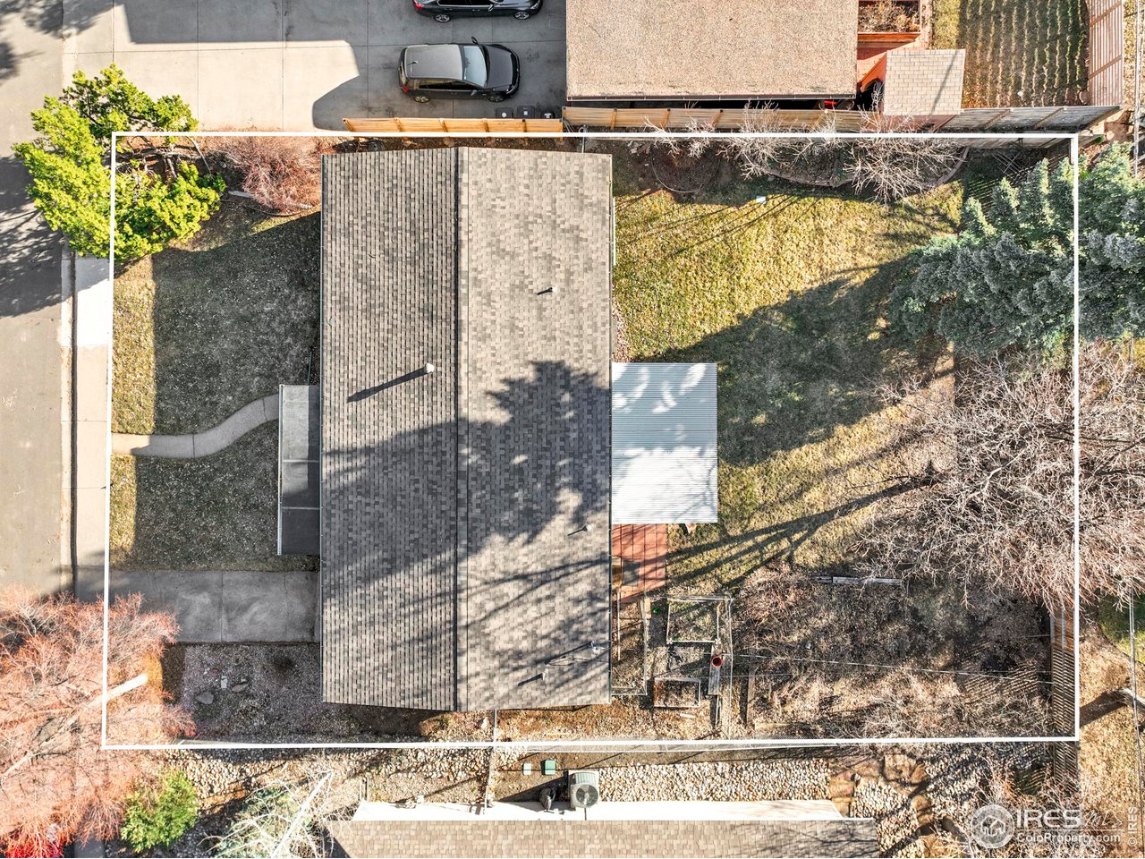 3120 Jefferson Street Boulder, CO 80304 - Photo 21 of 23 a vase of flowers sitting on a table