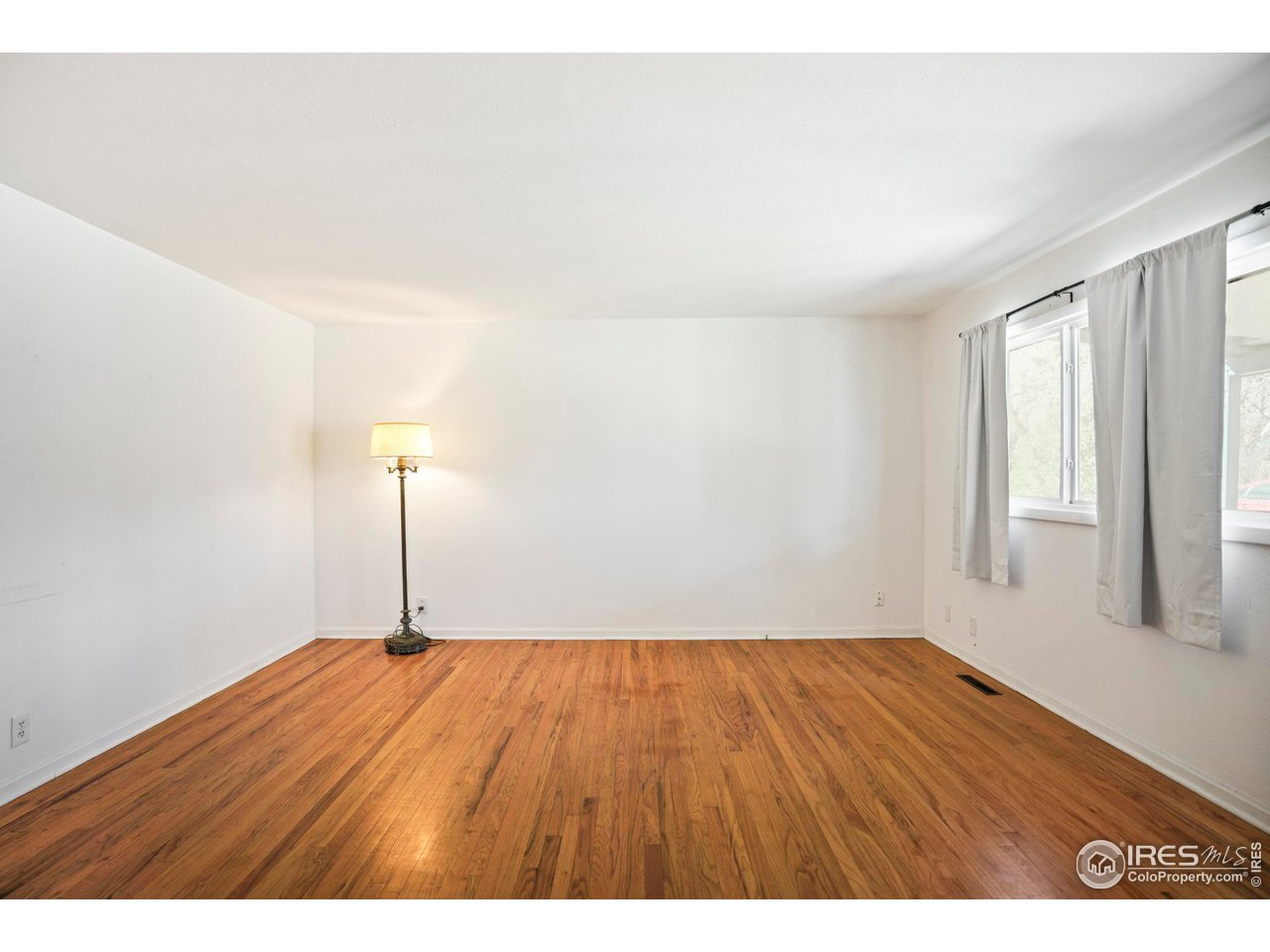 3120 Jefferson Street Boulder, CO 80304 - Photo 4 of 23 a empty room with window