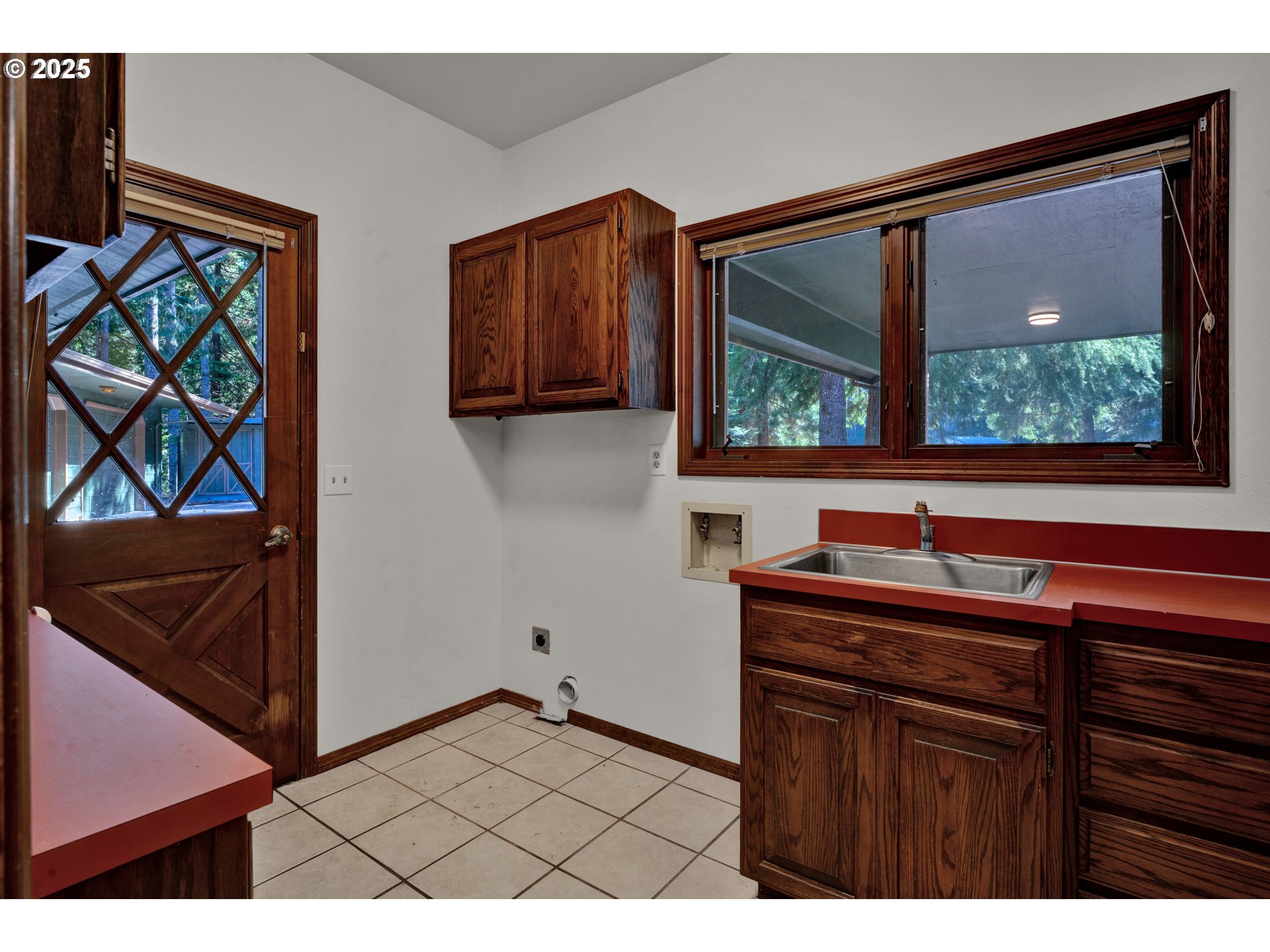 118 Watagua Place Cottage Grove, OR 97424 - Photo 28 of 39 Laundry