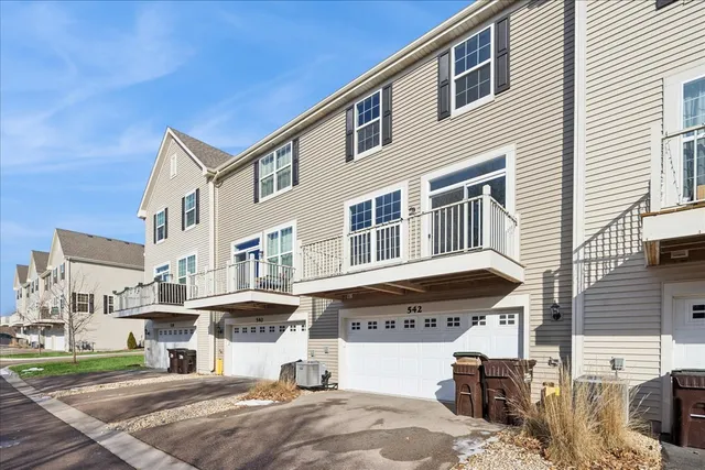 $365,000 | 542 Cimmaron Circle, Crystal Lake, IL 60012