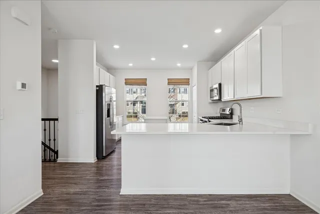 $365,000 | 542 Cimmaron Circle, Crystal Lake, IL 60012