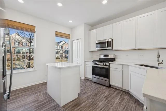 $365,000 | 542 Cimmaron Circle, Crystal Lake, IL 60012