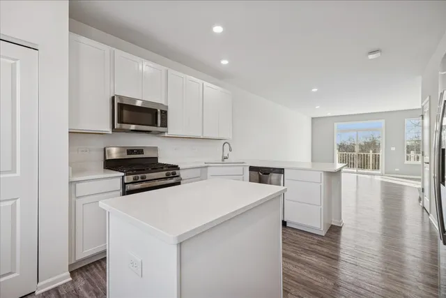 $365,000 | 542 Cimmaron Circle, Crystal Lake, IL 60012