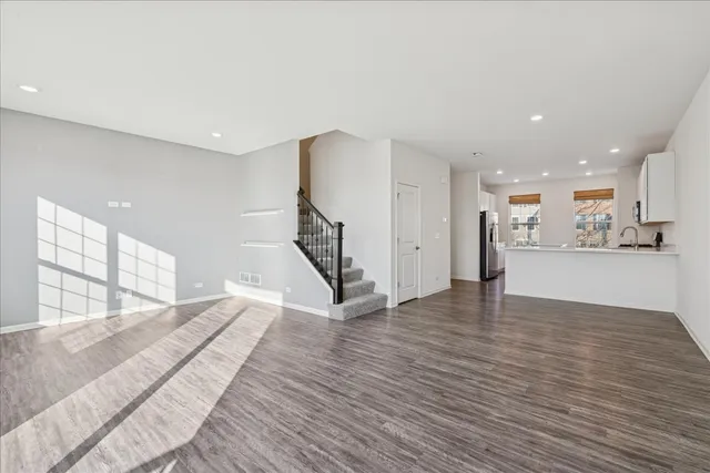 $365,000 | 542 Cimmaron Circle, Crystal Lake, IL 60012