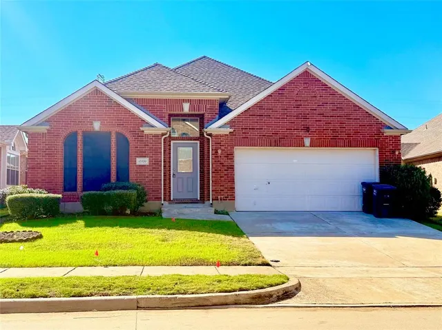 a view of a yard in front of a house