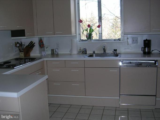11 Slade Avenue, Unit 412 Pikesville, MD 21208 - Photo 5 of 10 Kitchen