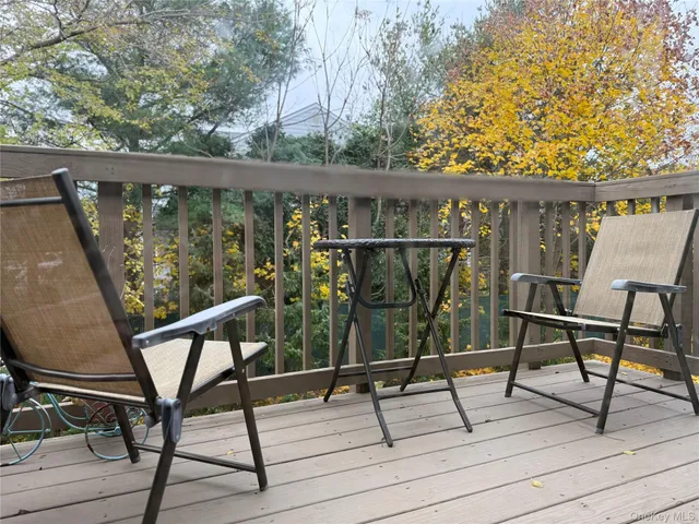 a view of sitting area with furniture