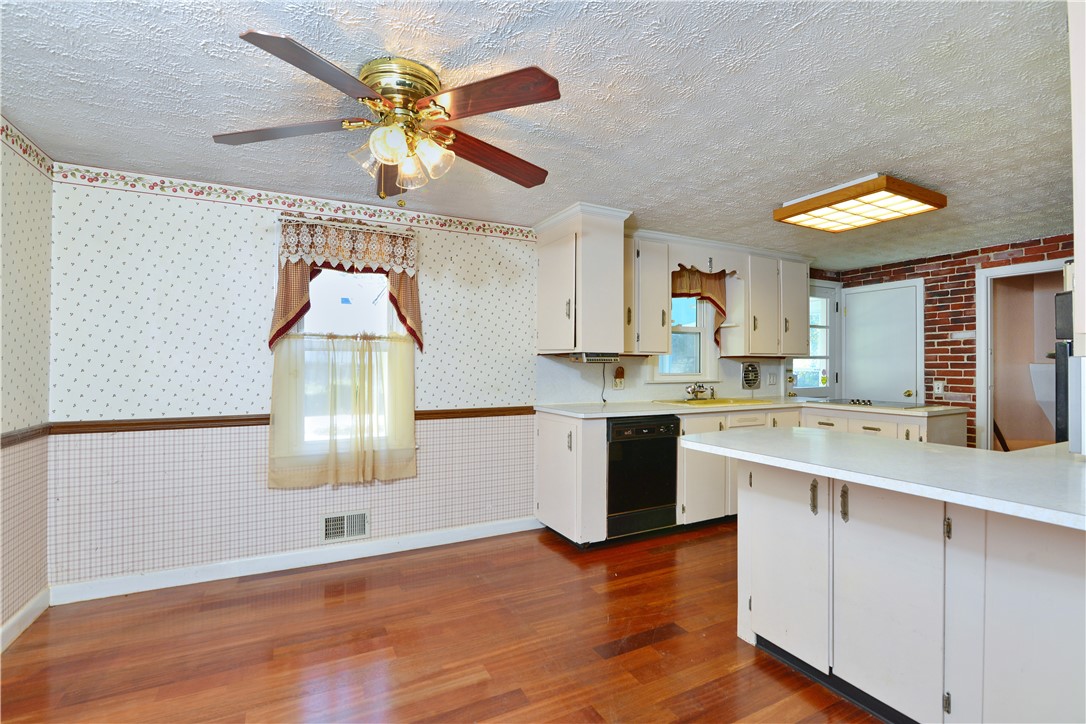 28 Oberlin Drive Warwick, RI 02886 - Photo 11 of 41