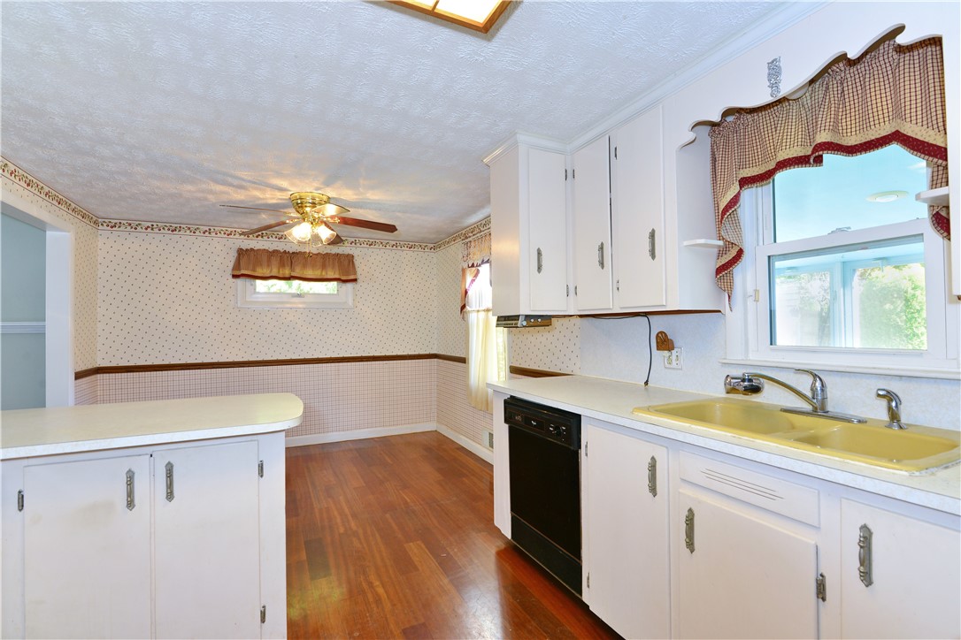 28 Oberlin Drive Warwick, RI 02886 - Photo 13 of 41