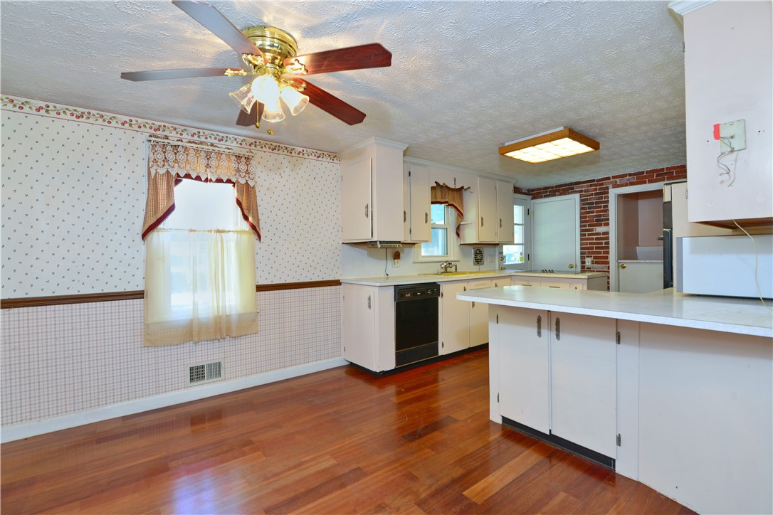 28 Oberlin Drive Warwick, RI 02886 - Photo 9 of 41